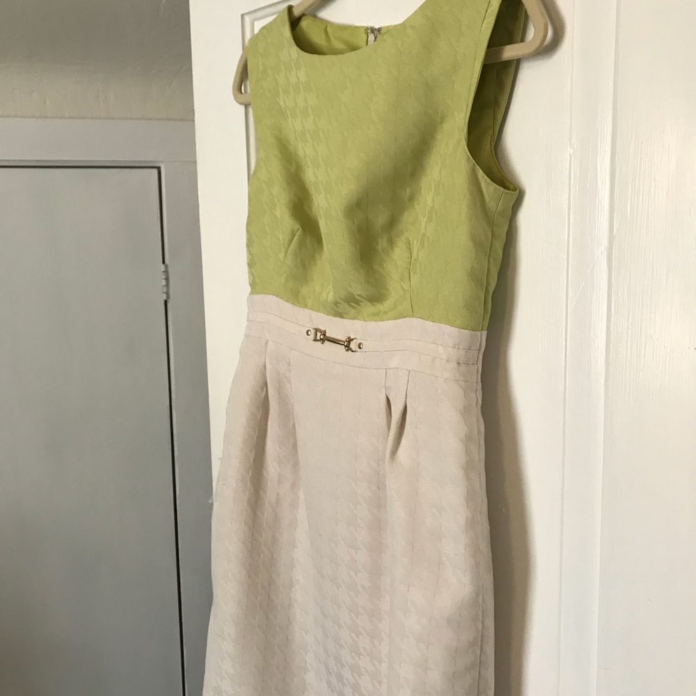 Tahari Size 4 green and cream dress